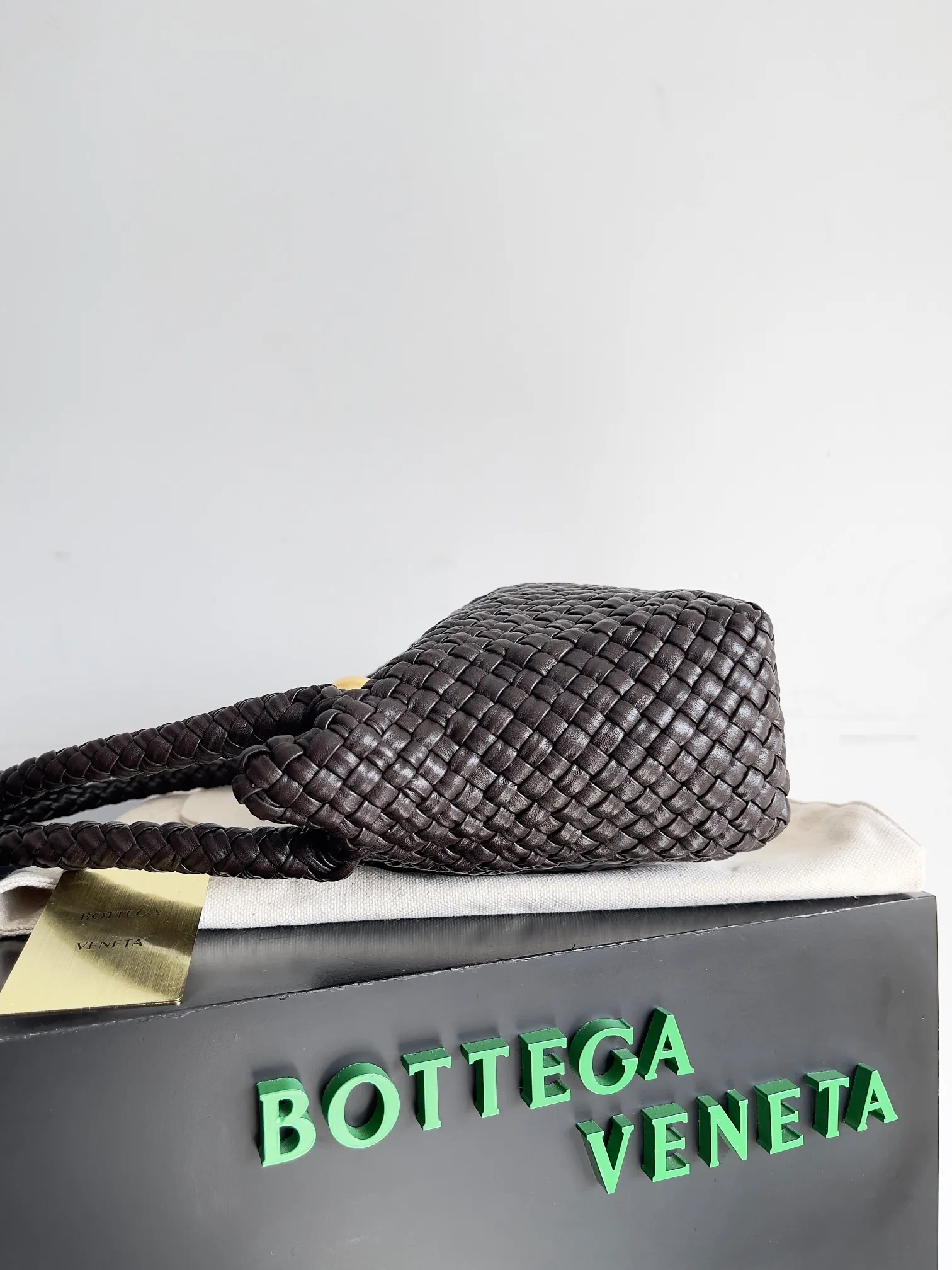 Batch 5760 BV collectible small woven handbags are really YYDS!! Bottega Veneta’s most classic small woven handbags are back! ! We use the highest quality leather with the highest craftsmanship❤️ to create the most expensive works. We have created the original Intrecciato leather weaving process❤️ This unique traditional exclusive leather weaving method has not only become our logo but also reflects the time-consuming and labor-intensive craftsmanship of our products❤️ The new TOSCA handbag must be a selection worth collecting🆕 Style number: 716974 Size: 27*9*18cm